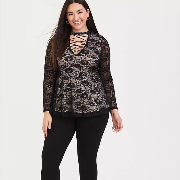🆕 2X TORRID BLACK LACE LATTICE PEPLUM TOP - Picture 2 of 5